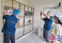 工做人员对江阳区况场街道核心长儿园食物储存